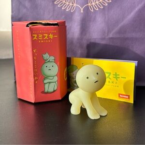 [NEW] Smiski Living Series ; Smiski Lifting figurine